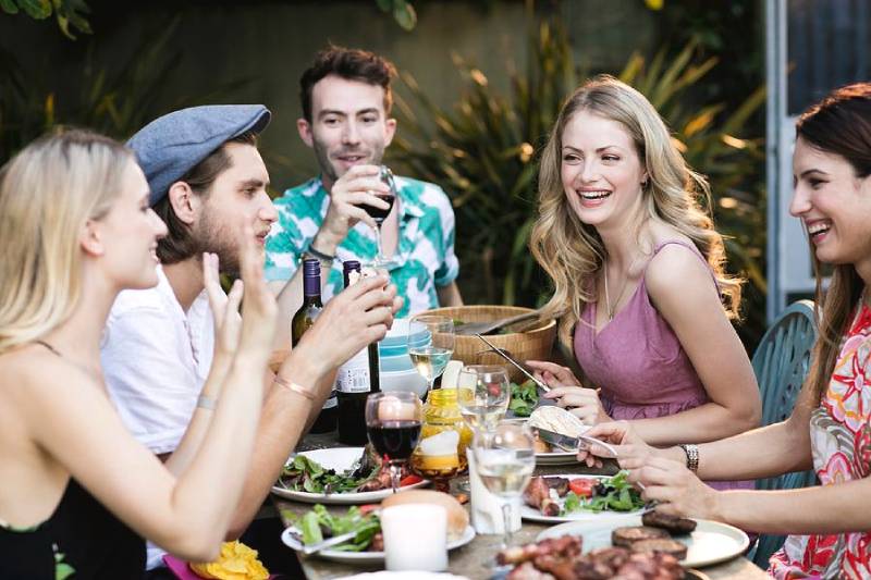 Nằm Mơ Thấy Ăn Uống Cùng Bạn Bè Đánh Số Mấy 3 Gặp lại bạn cũ trong giấc mơ – hoài niệm và cơ hội