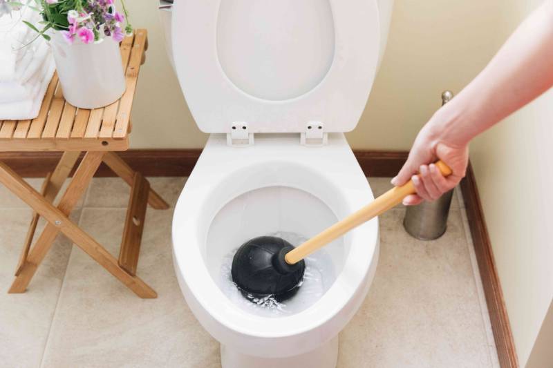 Mơ Thấy Bồn Cầu Đánh Con Gì? Giải Mã Giấc Mơ Đầy Kỳ Lạ 2 Mơ thấy bồn cầu đầy nước hay bị tắc – Tâm lý bạn đang "quá tải"?