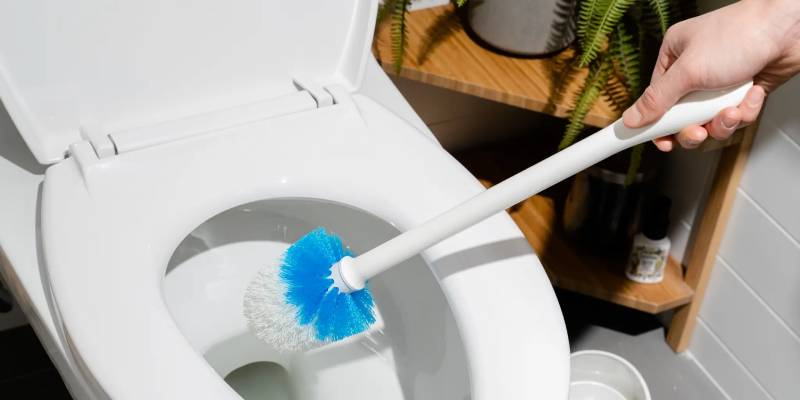 Mơ Thấy Bồn Cầu Đánh Con Gì? Giải Mã Giấc Mơ Đầy Kỳ Lạ 3 Mơ thấy dọn dẹp bồn cầu – Sự thay đổi tích cực đang tới?